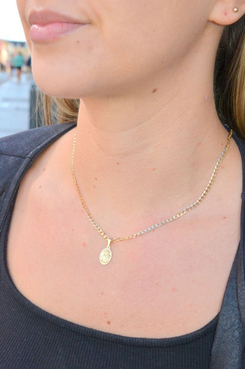 Złota zawieszka medalik owalny Matka Boska ZA 6752B 333. Medalik będący wspaniałą pamiątką i prezentem z okazji chrztu, komunii czy bierzmowania. Zawieszka wykonana ze złota próby 333. Piękna biżuteria o bogatej symbolice reli.jpg